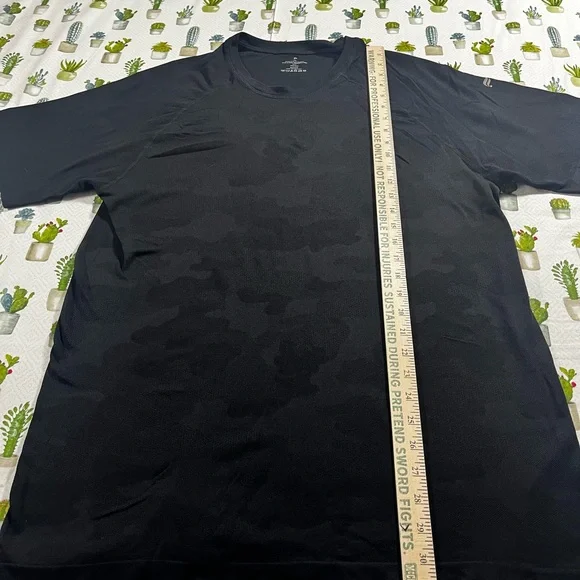 Fabletics Men’s Short Sleeve Shirt Black Camo Print XXL - Picture 9 of 11